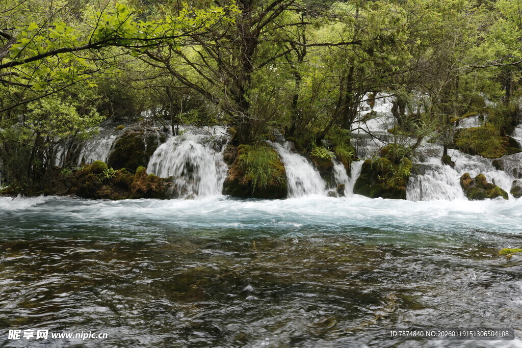 山间溪流瀑布自然美景