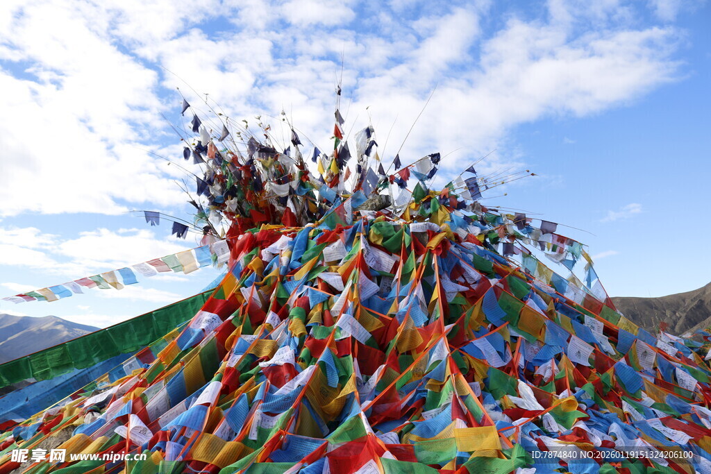 五彩经幡飘扬于天地间