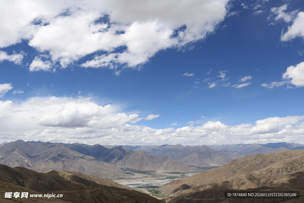 壮丽高山间的开阔景致