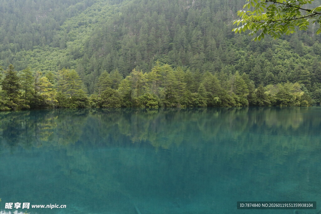静谧蓝湖映葱郁山林