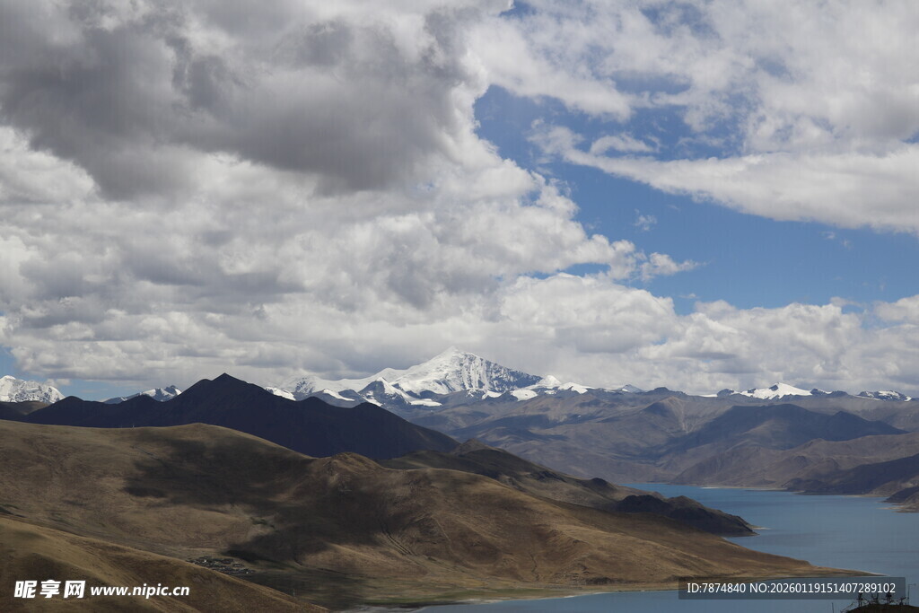 高山湖泊与云端美景