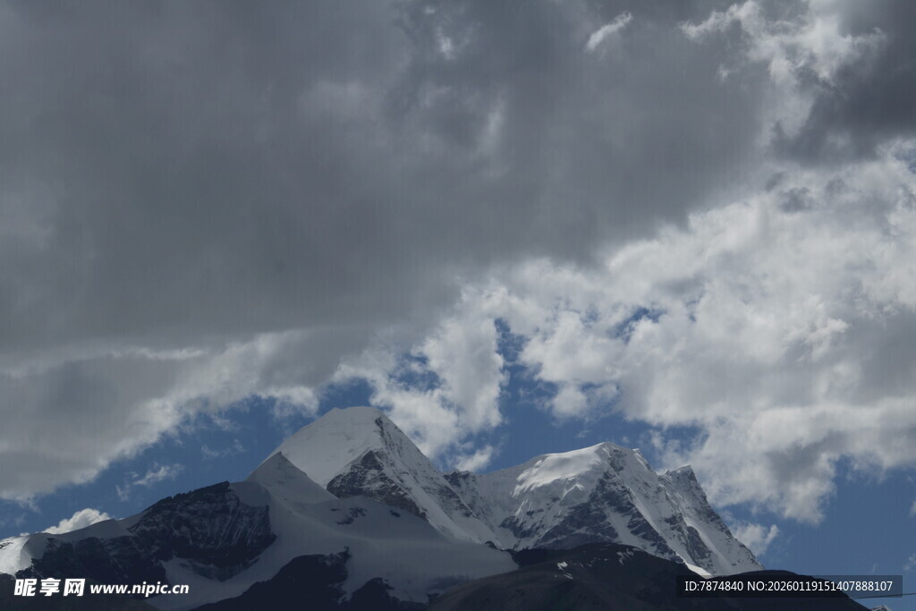 巍峨雪山与厚重云层
