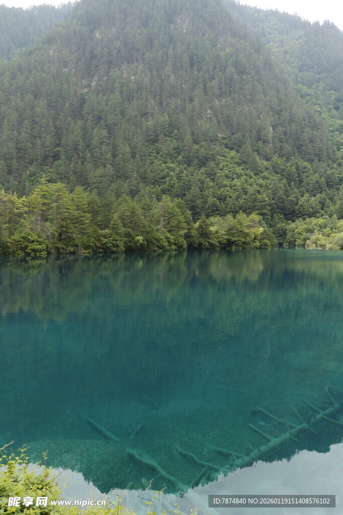 梦幻蓝湖映青山