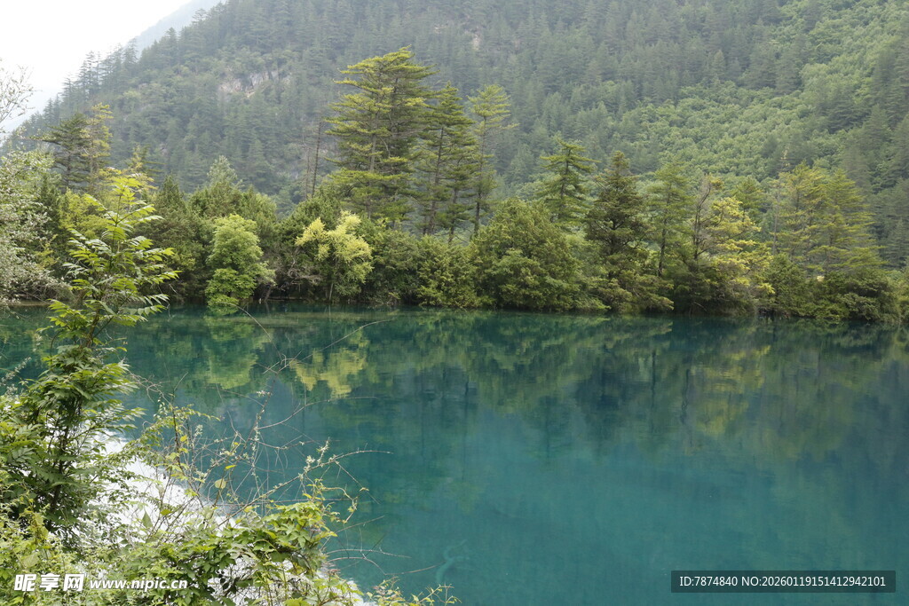 九寨沟的幽美碧绿湖水