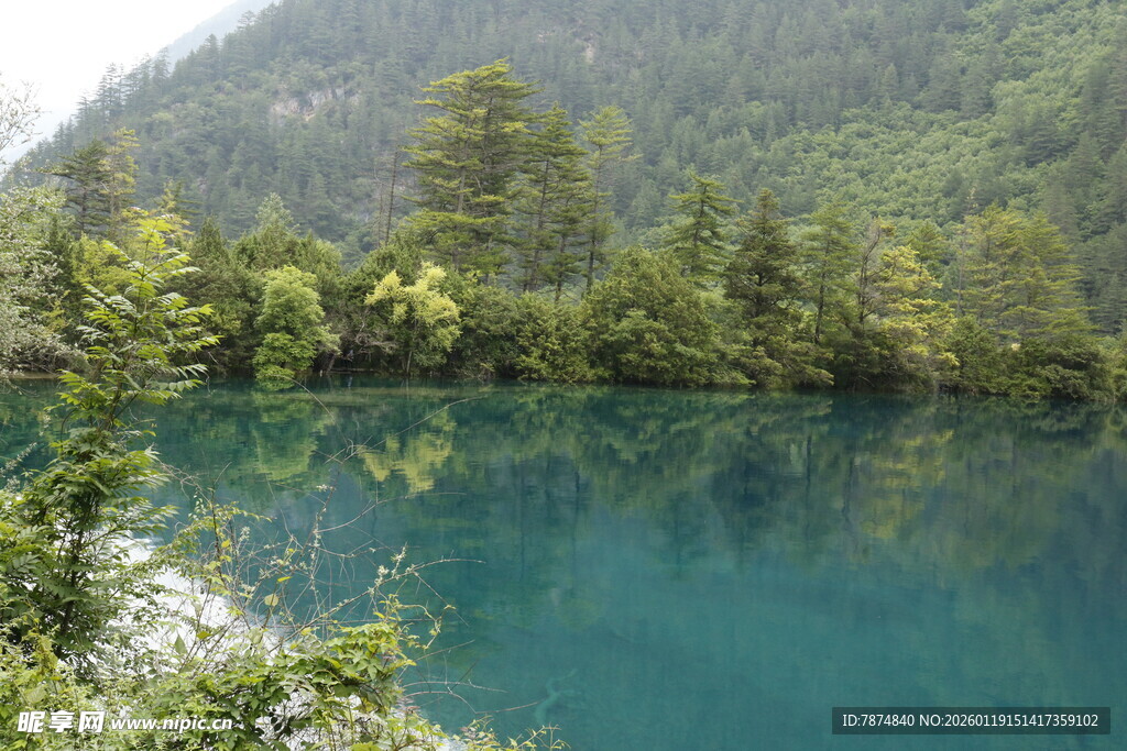 青山环抱的幽蓝澄澈湖水