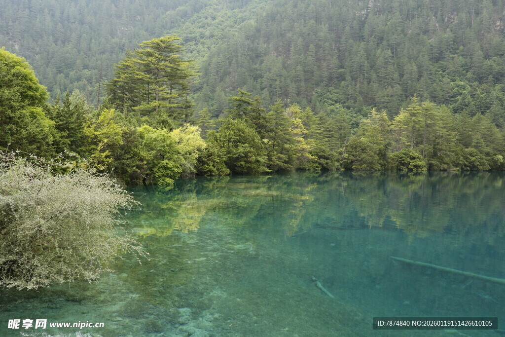 梦幻蓝湖 山林环绕之景