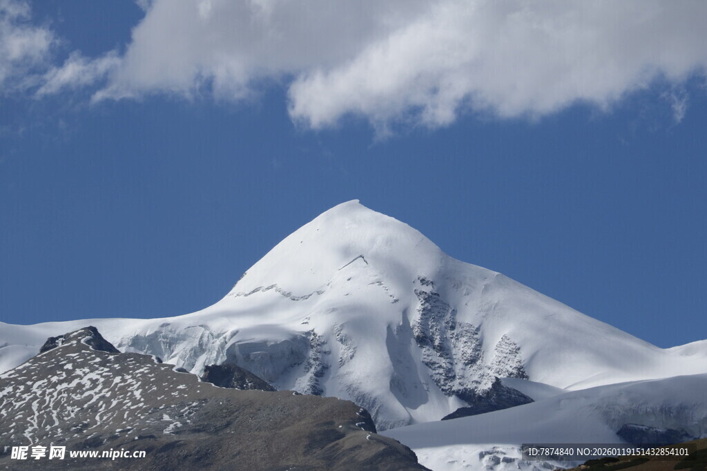 巍峨雪山壮丽景致