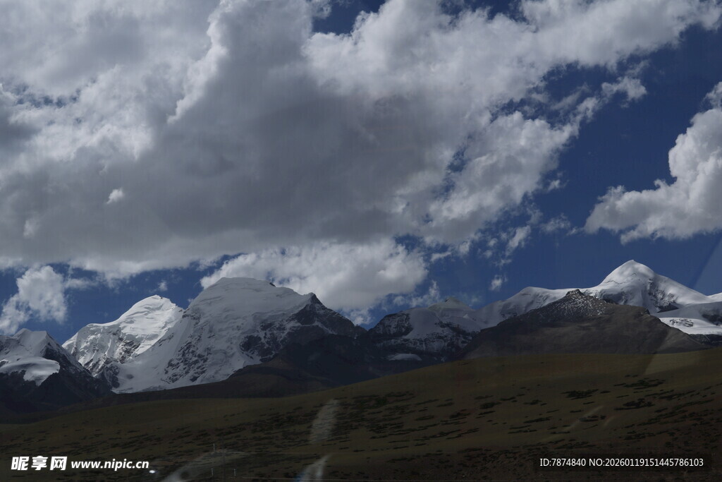 壮丽雪山蓝天白云美景