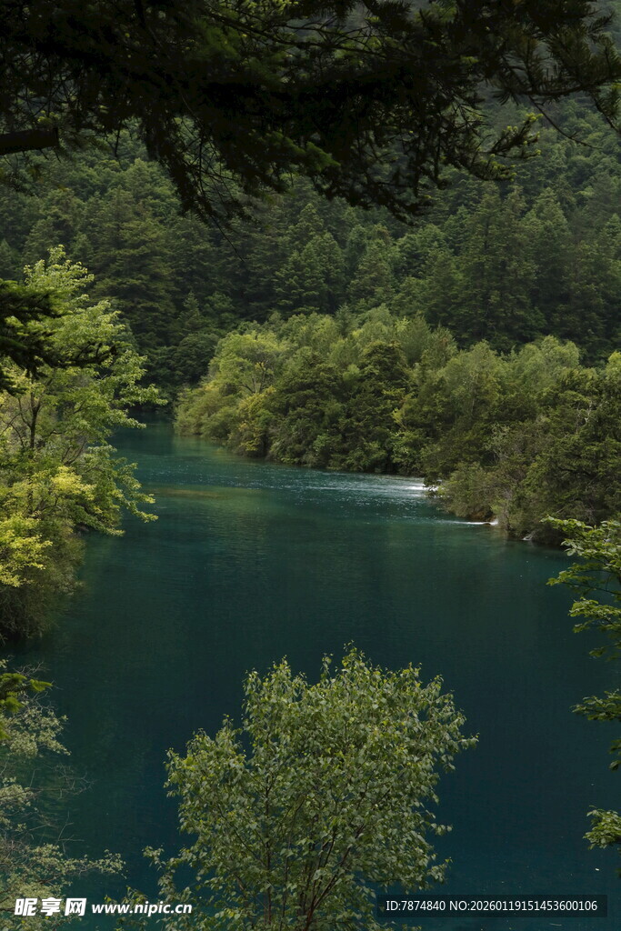 青山碧水间的静谧水景