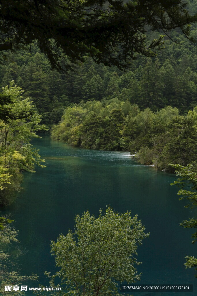 青山环抱的幽蓝静谧湖水