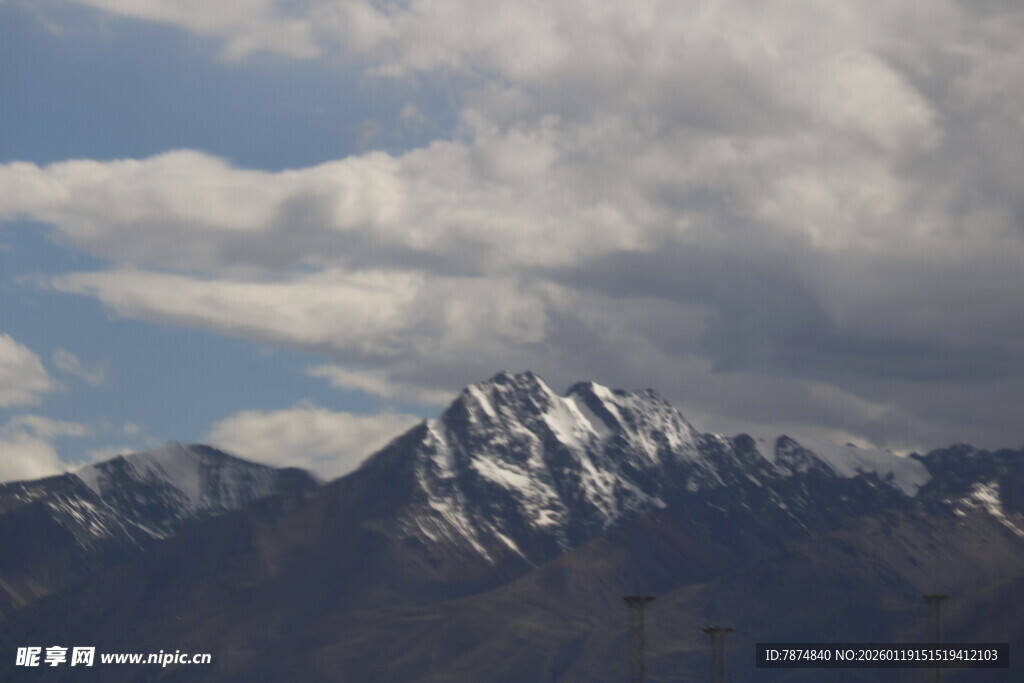 巍峨雪山与天际白云
