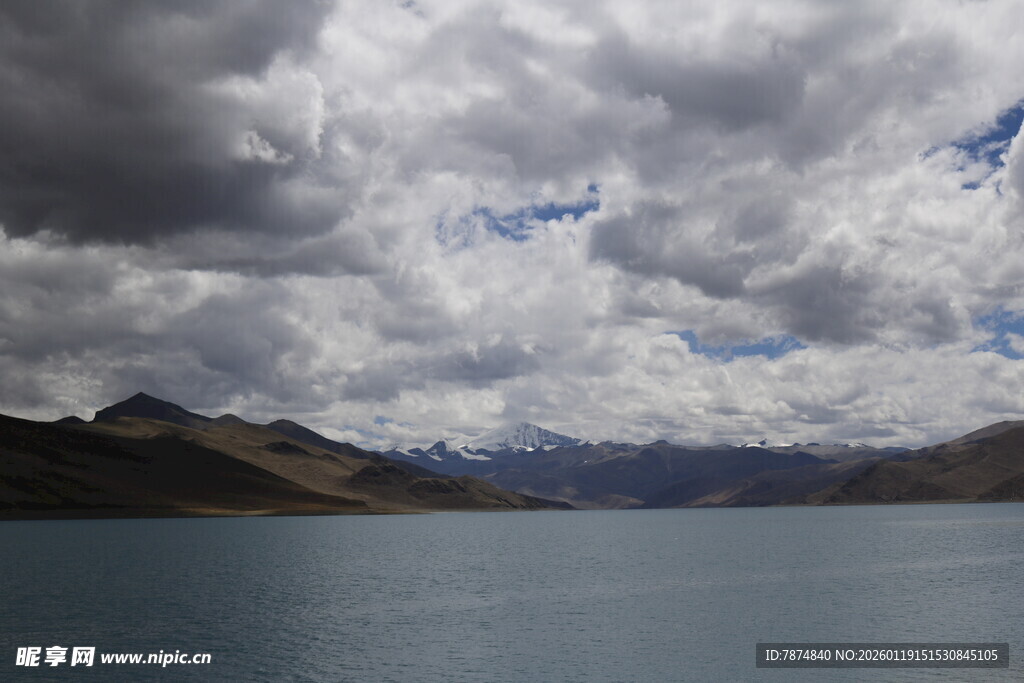 高原湖泊与厚重云层美景