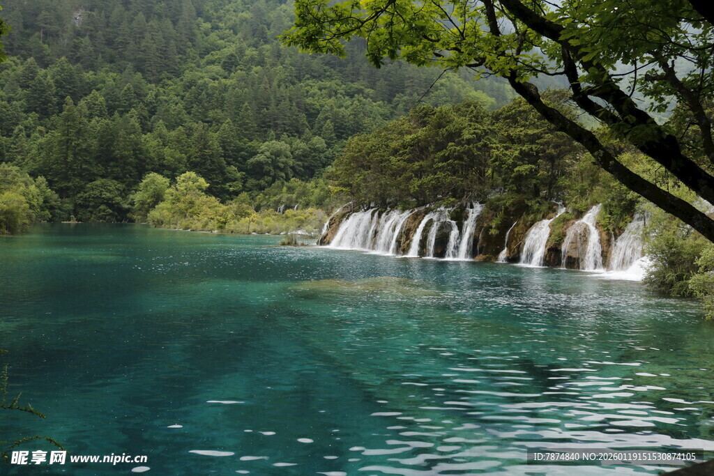 九寨沟秀丽的瀑布湖泊