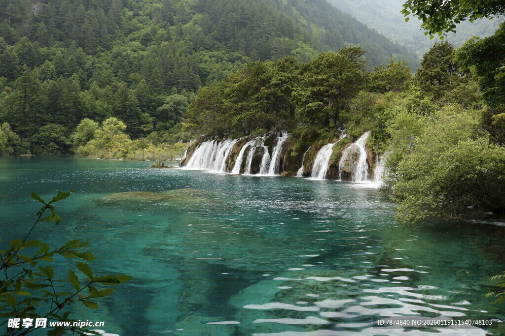 青山绿水间的秀丽瀑布
