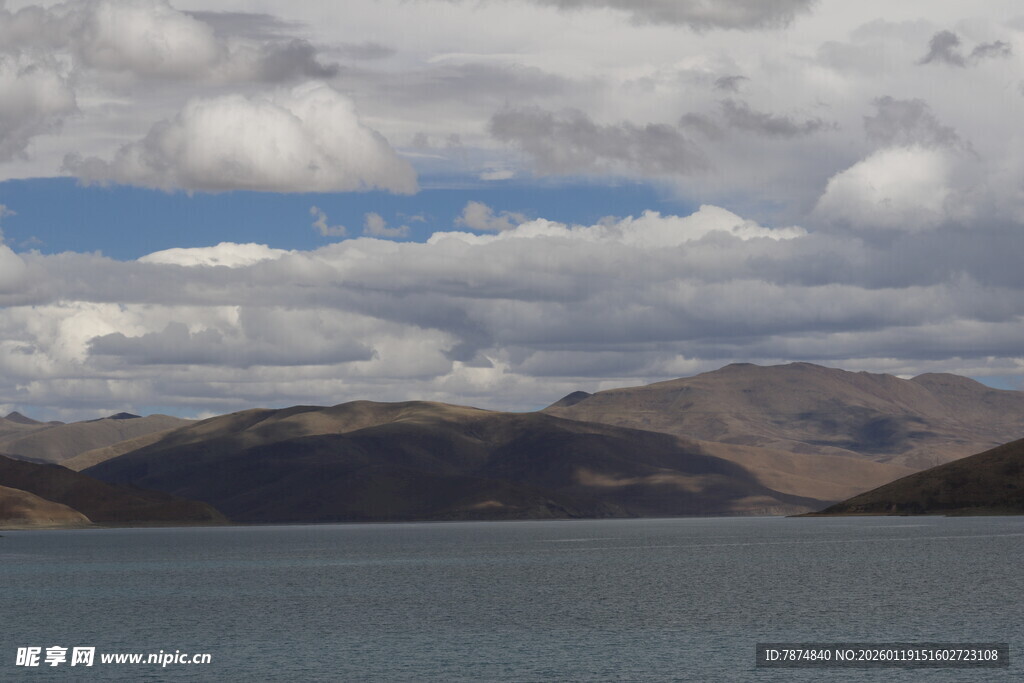 高原湖泊与远山美景