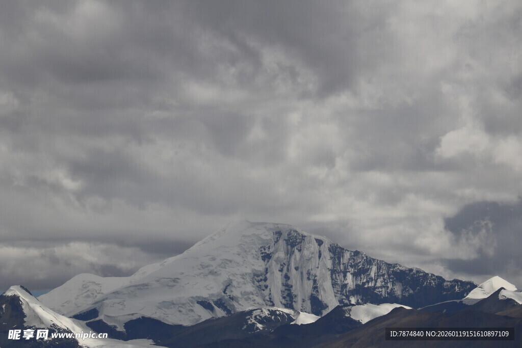 雪山云雾缭绕壮丽景观
