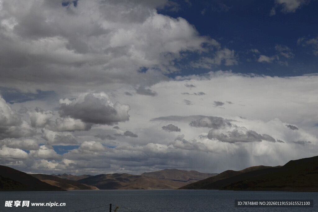 湖畔天空 白云与远山景致