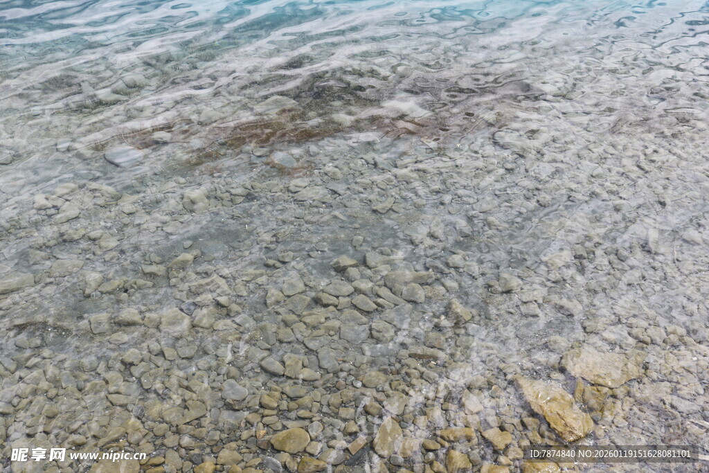 清澈海边浅滩的美丽景致