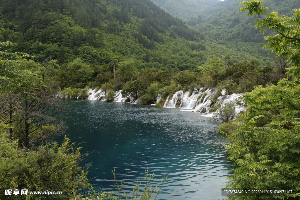 山间蓝湖瀑布秀丽景致