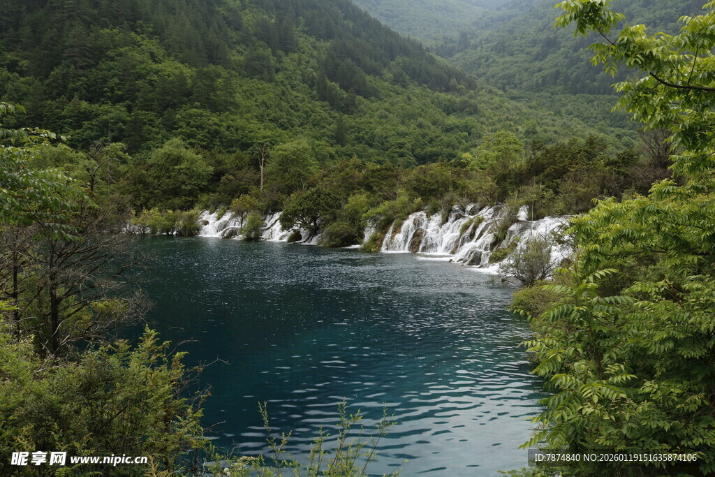 山间幽蓝湖水与瀑布景观