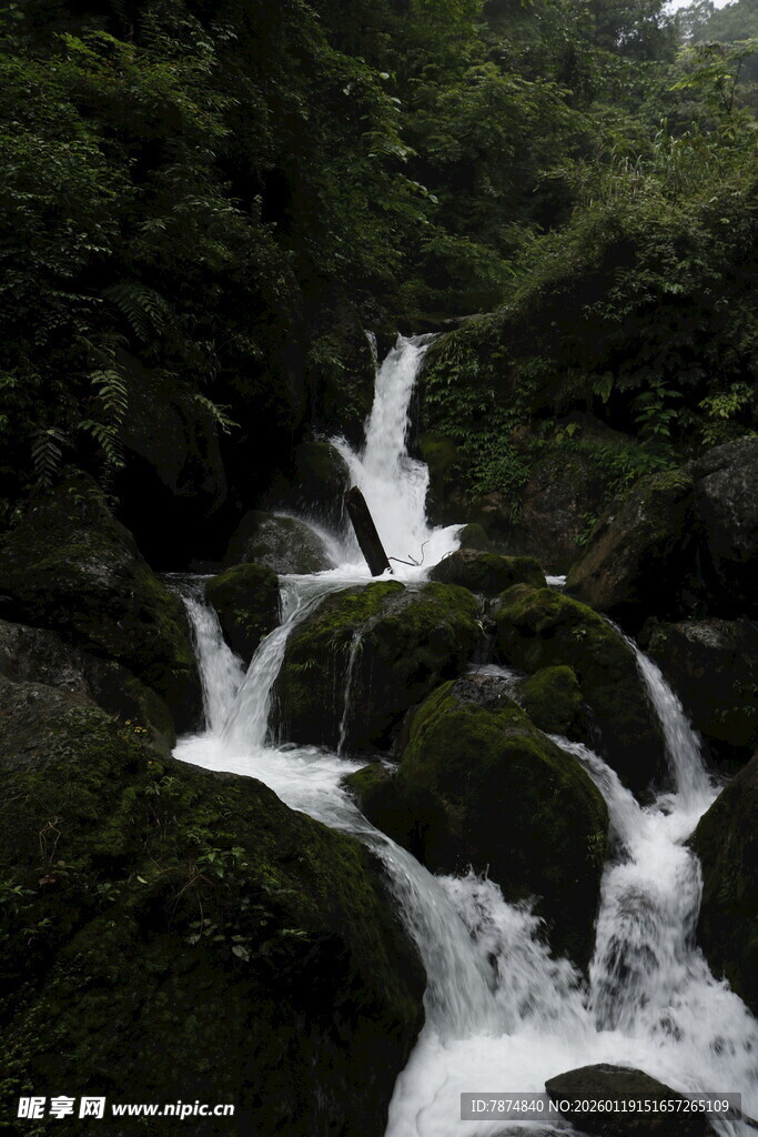 山间溪流飞瀑景观
