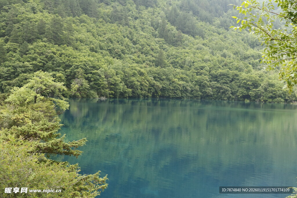 青山环抱的幽蓝湖泊