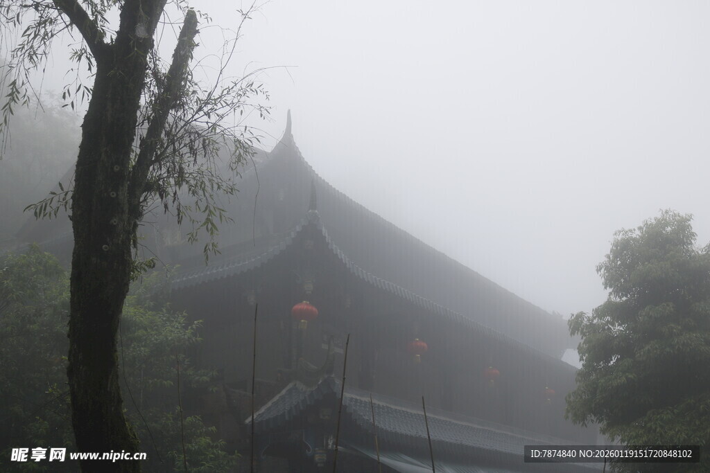 雾中古建筑 静谧禅意浓