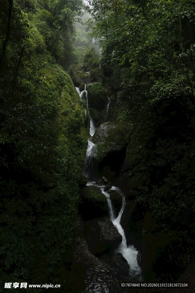 山间幽美瀑布溪流景观