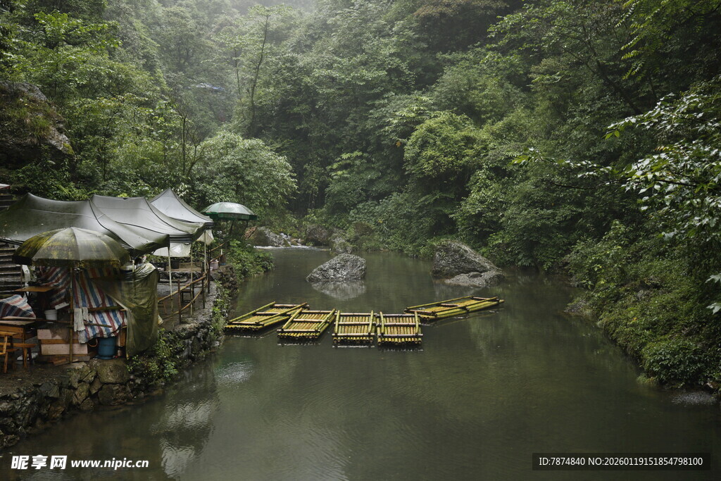 山林间的静谧水上景致