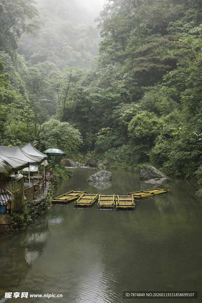 山间河畔小屋 静谧美景