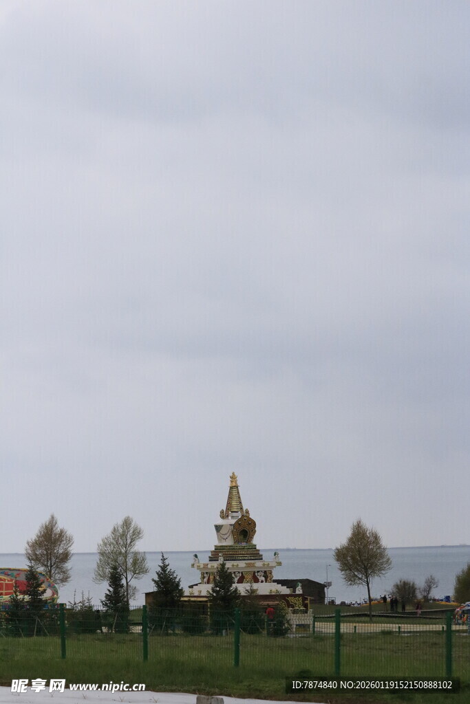 草原上的多彩建筑景观