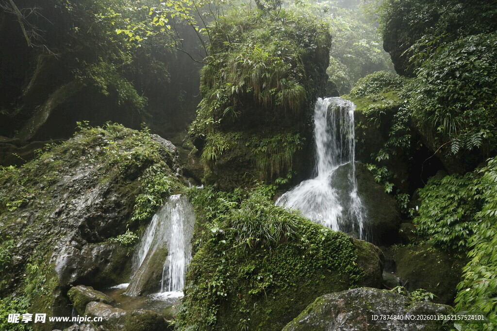 山林间的秀丽瀑布景观