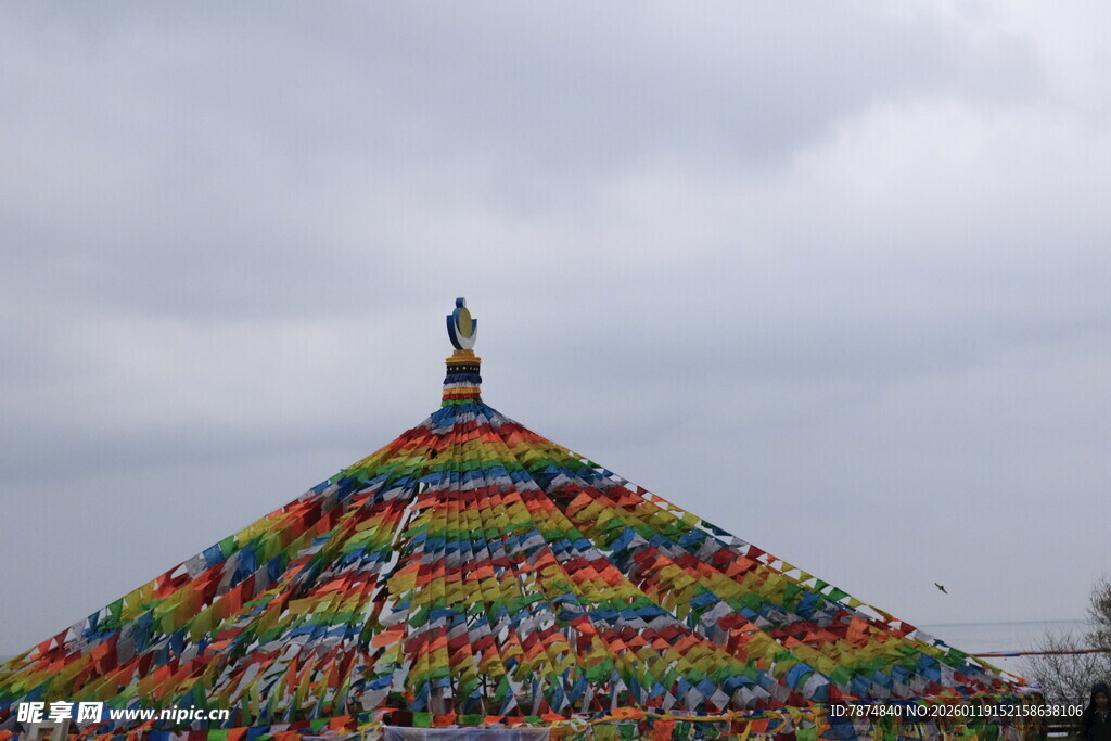 五彩经幡堆成的壮观景象