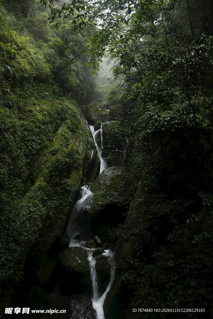 山间幽美瀑布景观