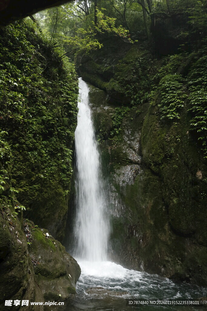 山间瀑布 绿意环绕的美景