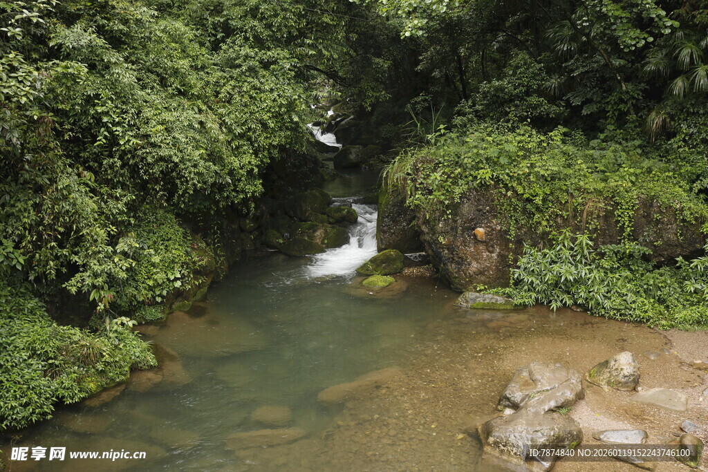 山间溪流瀑布自然美景