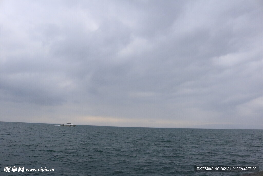 阴天下广阔的海面景色