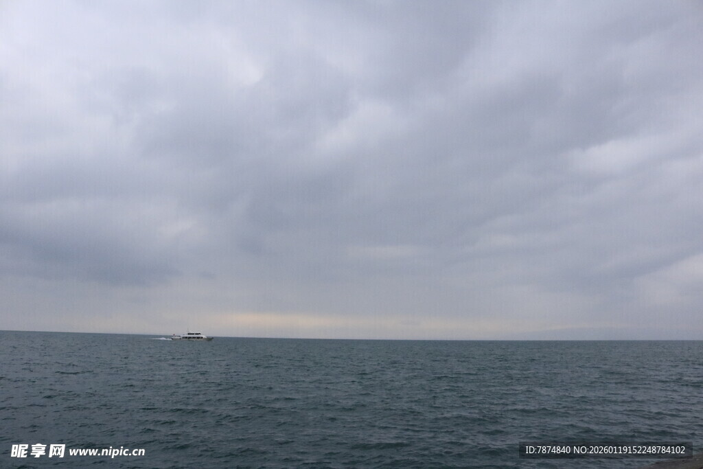 海上乌云密布的壮阔景象
