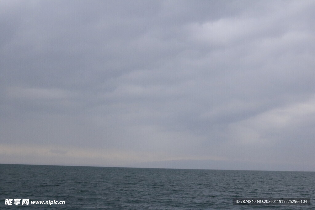 阴天下的广阔海面