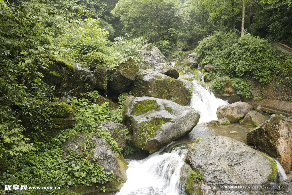 山间溪流穿石而过