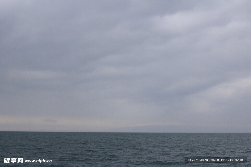 阴云下的广阔海面