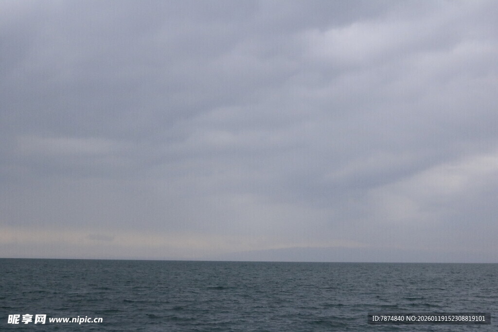 海上阴云密布的壮阔景象