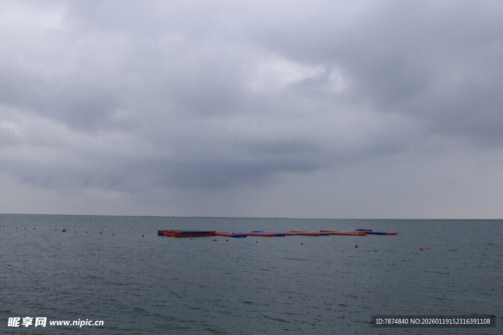 海上驳船于阴云笼罩之下
