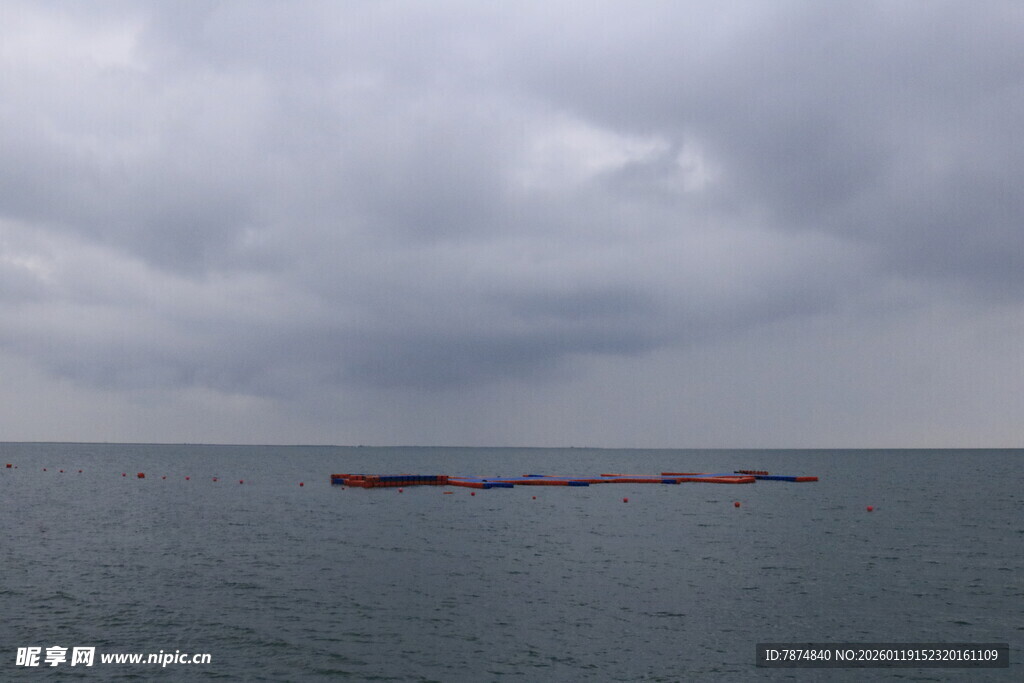 海上乌云下的货船