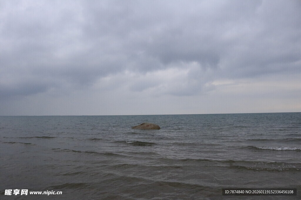海上孤舟 阴云笼罩之景