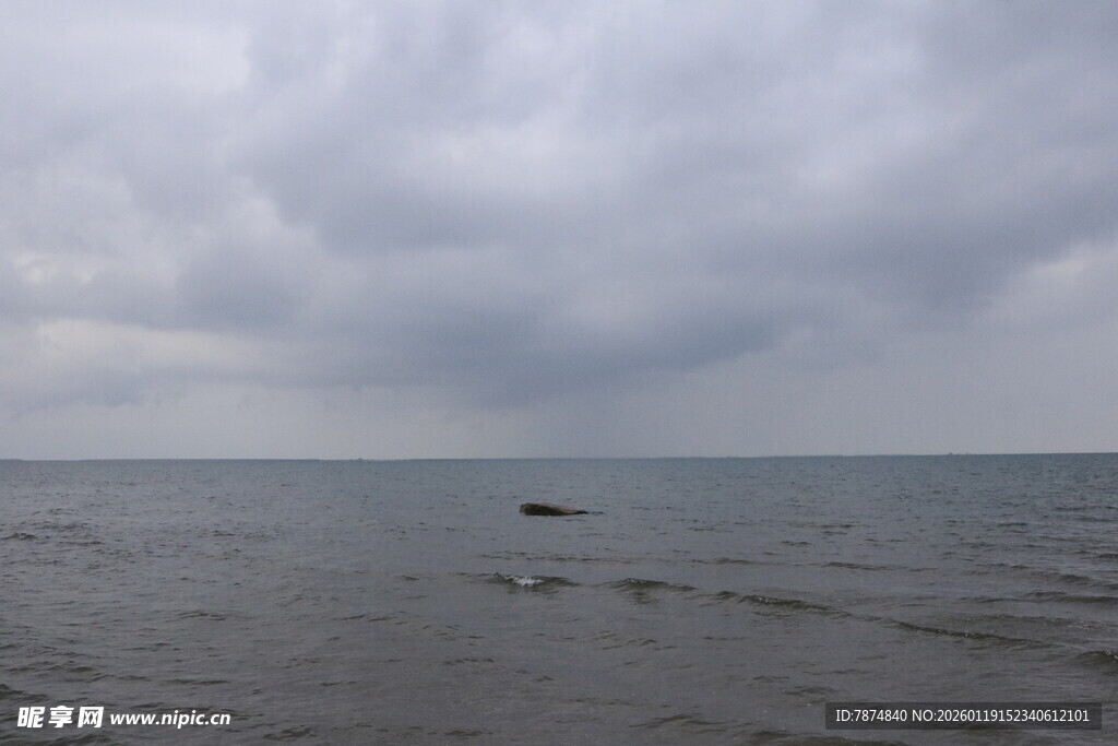 阴云下的广阔海面