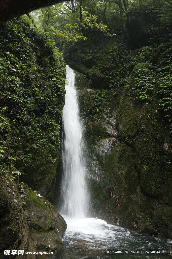 山间瀑布 自然清新之景