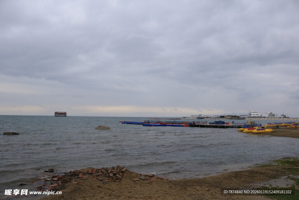 海边阴沉天色下的景象