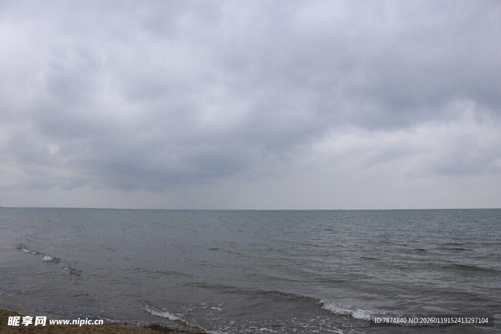 阴云下的广阔海面