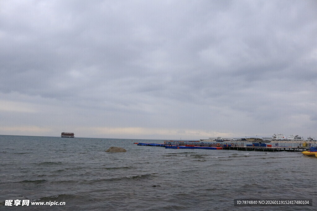 阴天海边码头景象